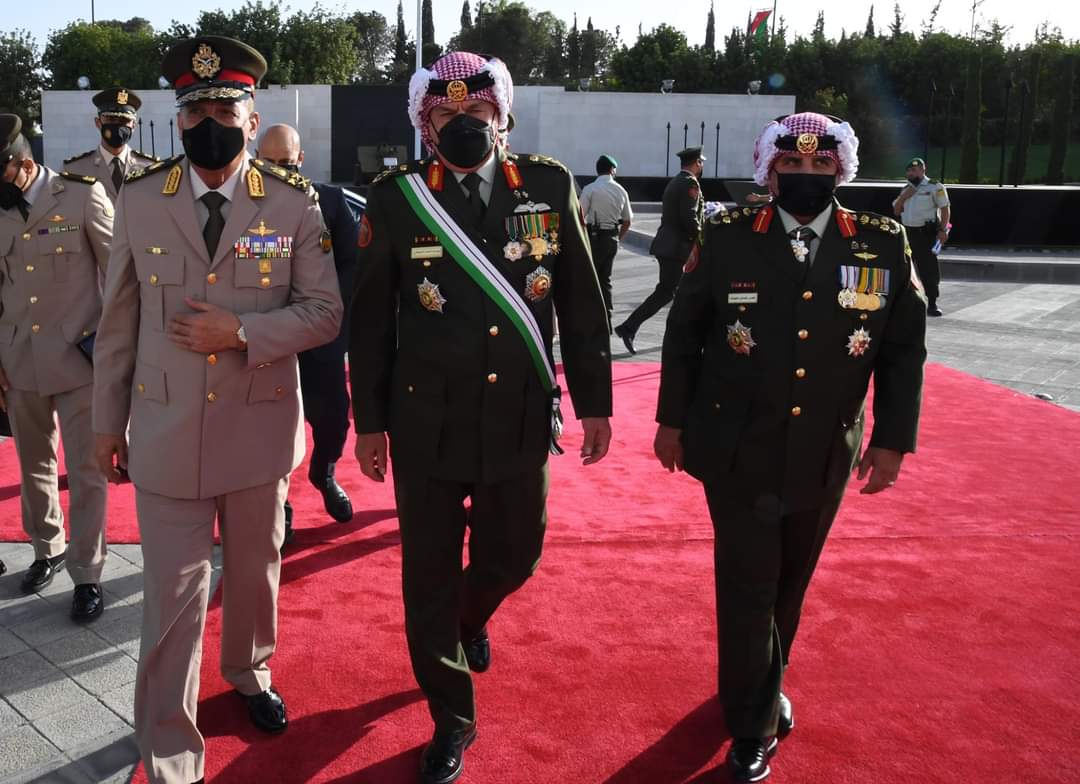 وزير الدفاع والإنتاج الحربى يعود إلى أرض الوطن عقب حضوره مراسم الإحتفال بالذكرى المئوية الأولى لتأسيس الدولة الأردنية ..