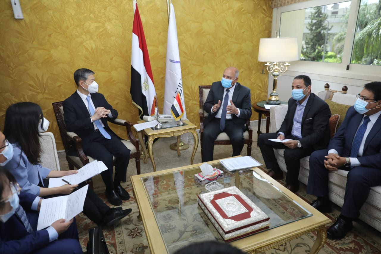 وزير النقل يستقبل السفير الصيني بالقاهرة لبحث الموقف التنفيذي لعدد من المشروعات المشتركه الجاري تنفيذها والتعاون المستقبلي في مجالات النقل المختلفة