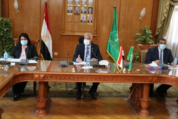 رئيس جامعة المنوفية يعقد اجتماعا بأعضاء مركز الدراسات الاستراتيجية وإعداد القادة