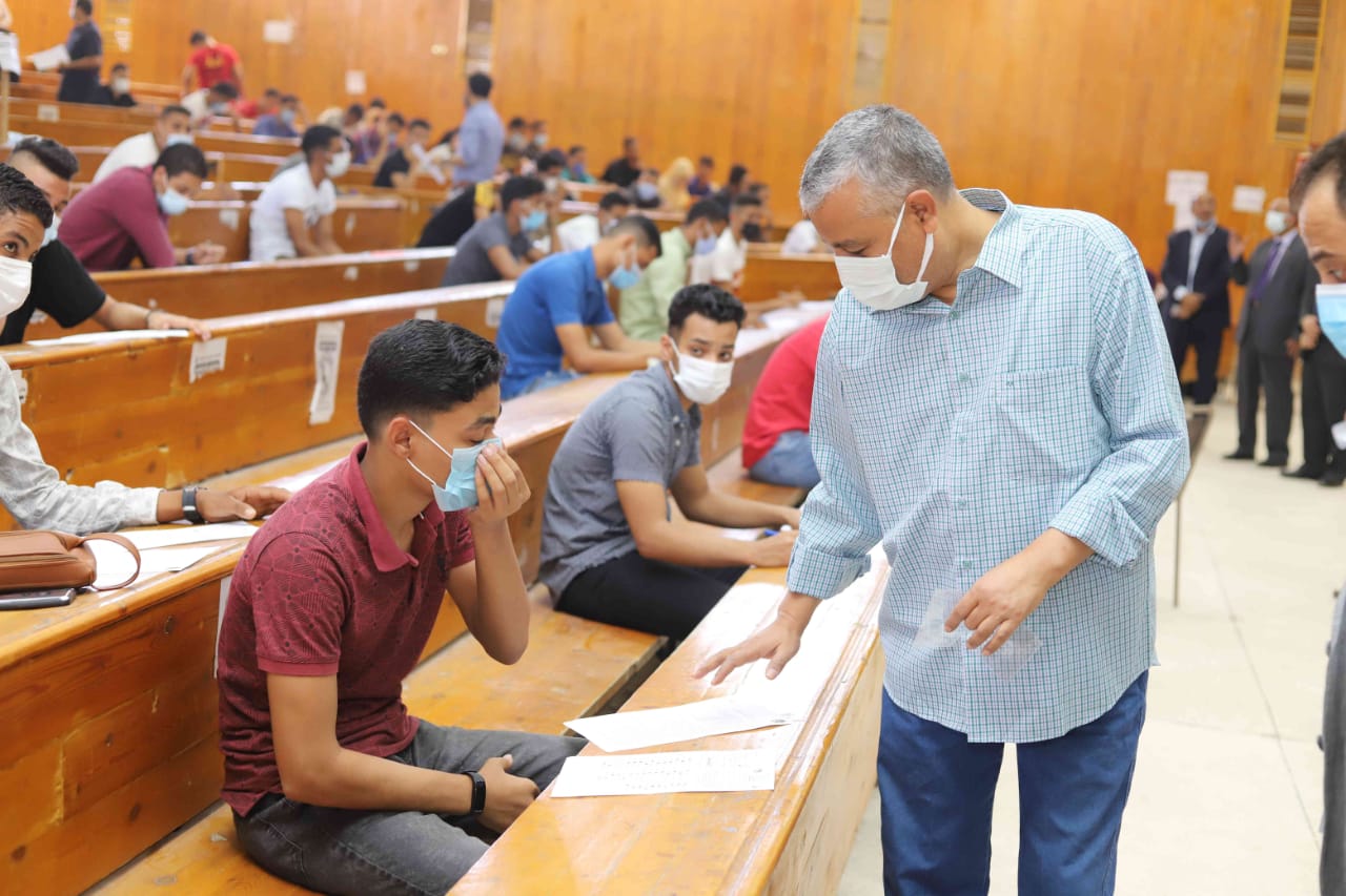 رئيس جامعة جنوب الوادي يؤكد على حرصه لمتابعة لجان الامتحانات يوميا