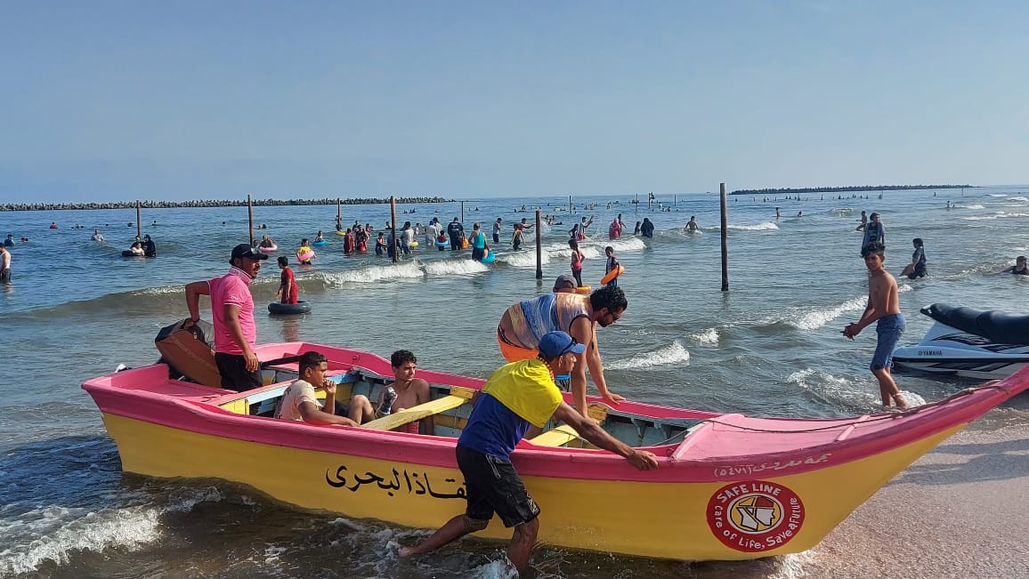 شواطئ رأس البر تستقبل زائريها وسط إجراءات وقائية واحترازية وتواجد مكثف لرجال الإنقاذ وكافة الخدمات