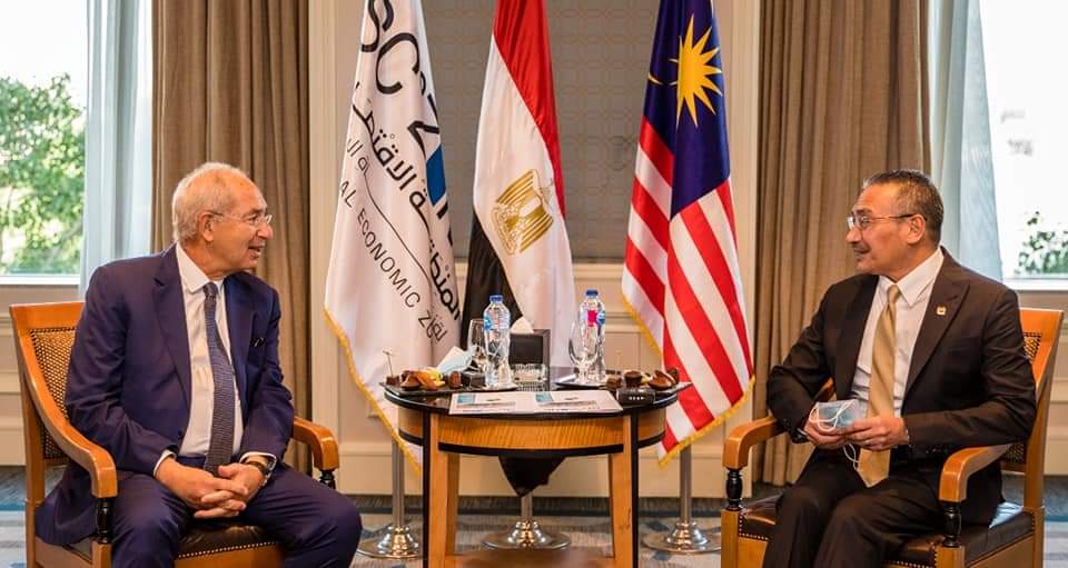 وزير الخارجية الماليزي يلتقي رئيس اقتصادية قناة السويس لبحث فرص الاستثمار بالمنطقة