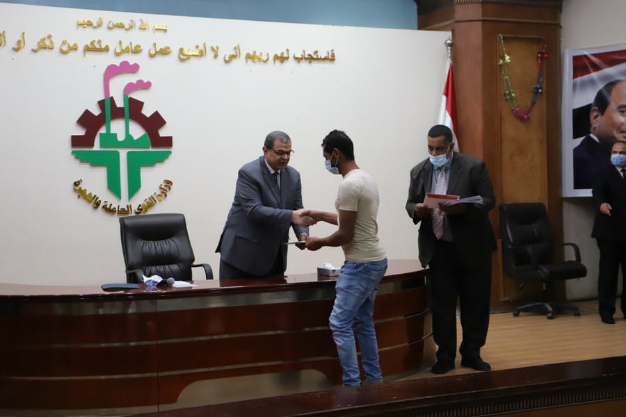 وزير القوى العاملة يوزع 950 وثيقة تأمين على الصيادين في 12 محافظة
