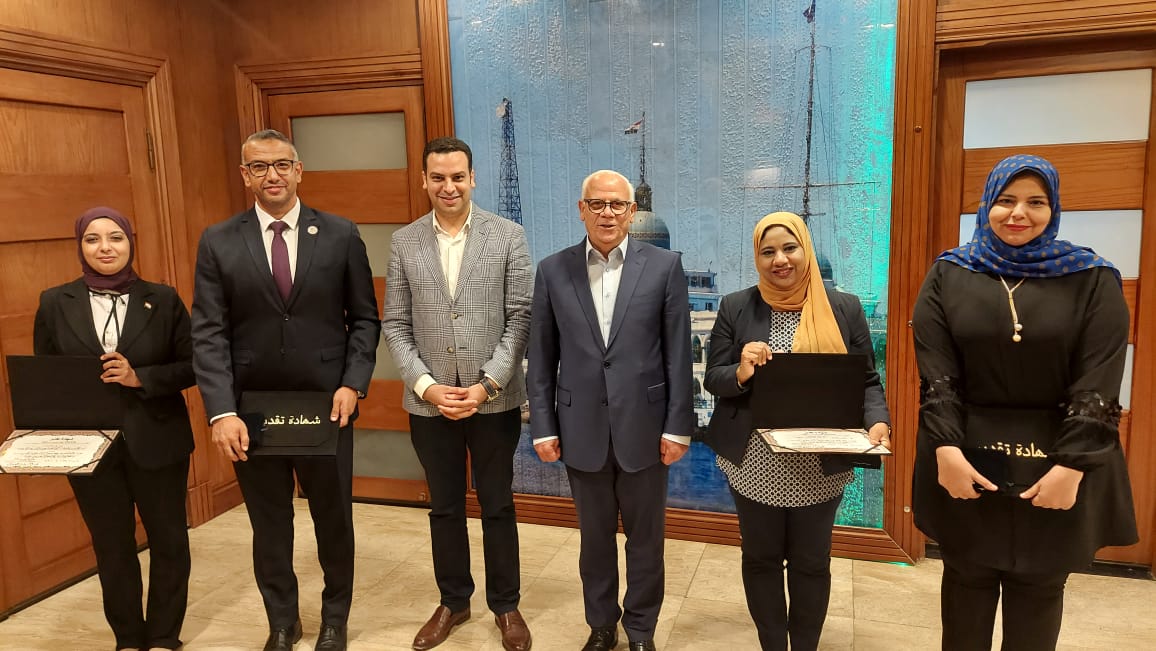 محافظ بورسعيد يكرم متدربي البرنامج الرئاسي لتأهيل التنفيذيين