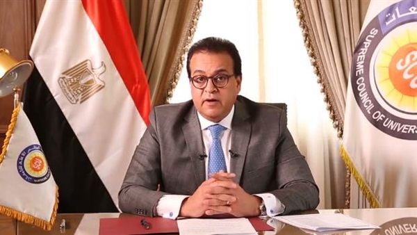 وزير التعليم العالي يقدم التهنئة للدكتور حسام الملاحي لتعيينه عضوًا بمجلس الشيوخ