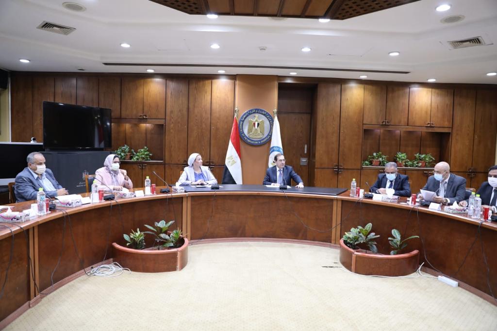وزير البترول ووزيرة البيئة يعقدون اجتماعا لبحث أسس التوافق البيئى والاستدامة البيئية لأنشطة التعدين واستغلال الثروات التعدينية