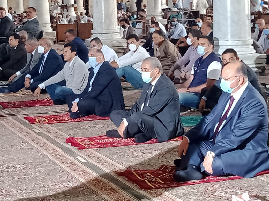 ٣ وزراء ومفتى الجمهورية ومحافظ القاهرة يؤدون صلاة الجمعه بمسجد عمرو بن العاص