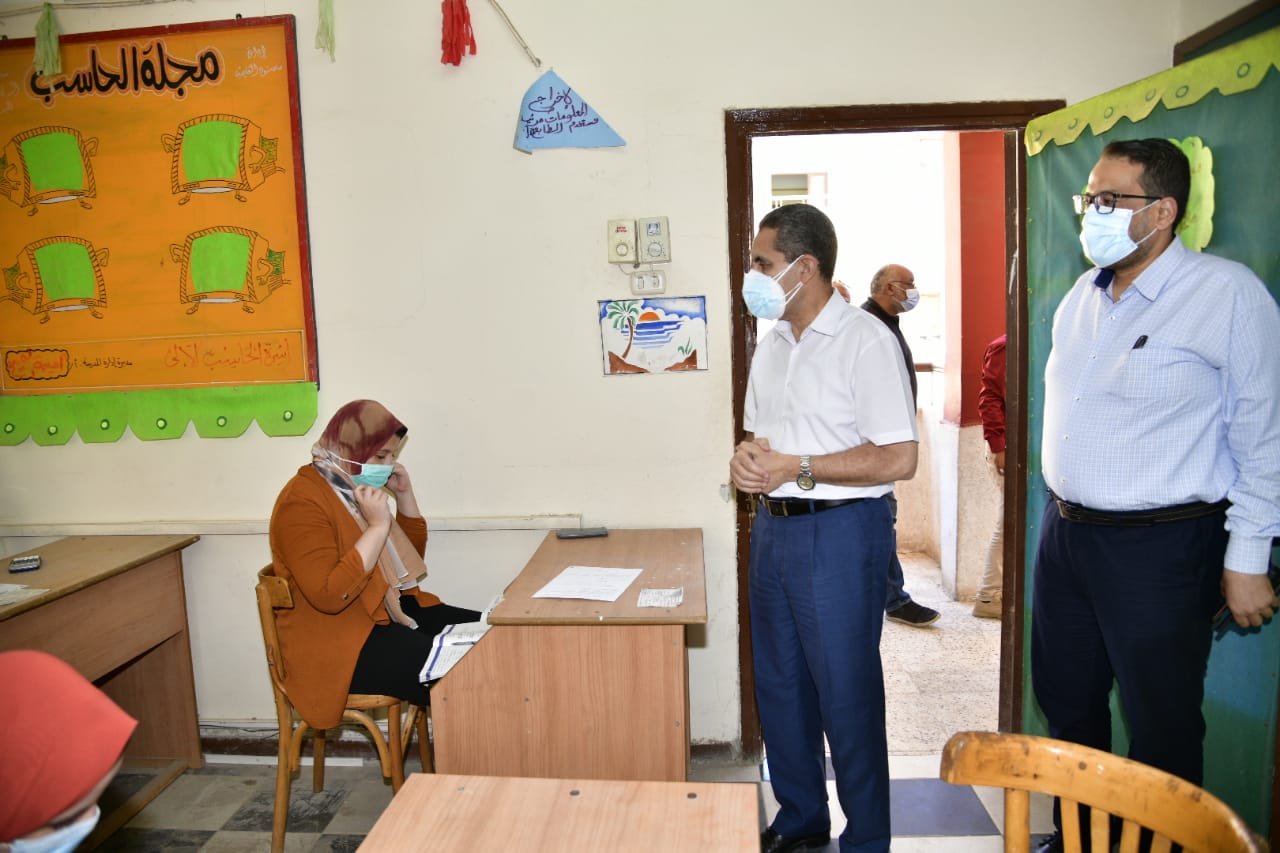 محافظ الغربية يتفقد لجان الثانوية العامة بمدارس سمنود