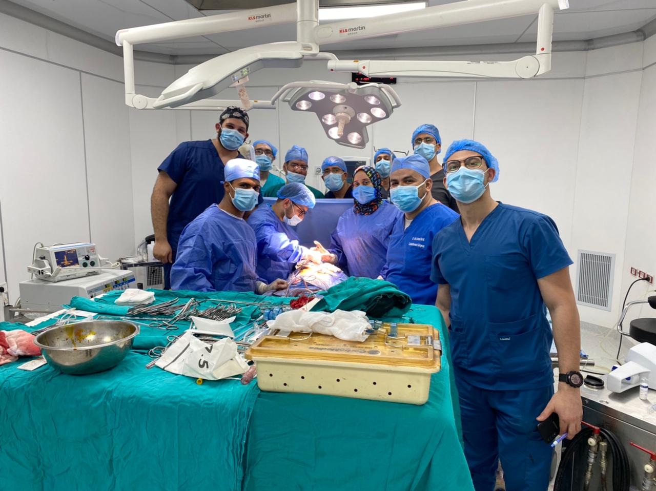 مستشفى سوهاج الجامعي تنقذ حياة شاب أصيب بانسداد شبه كامل وجلطة بالصمام الاورطى