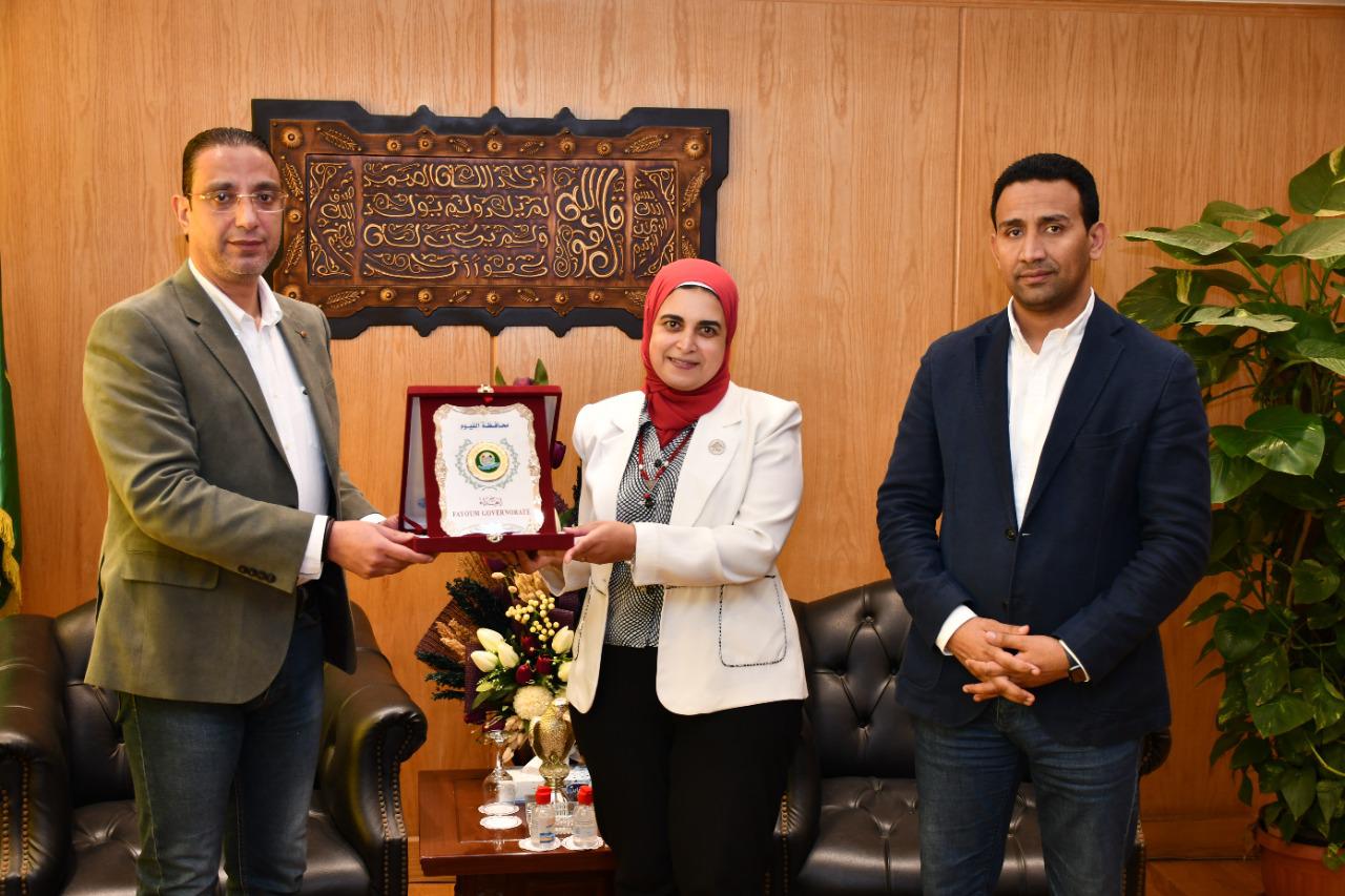 محافظ الفيوم يُكرم متدربة البرنامج الرئاسي لتأهيل التنفيذيين للقيادة