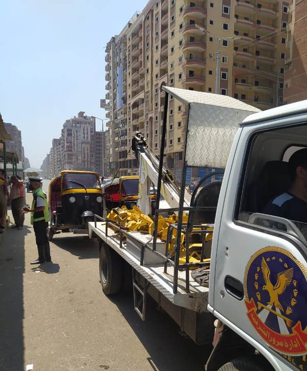 تنفيذاً لتعليمات محافظ الشرقية خلال جولته الصباحية بمدينة الزقازيق...ضبط 18 توكتوك مخالف لخطوط السير