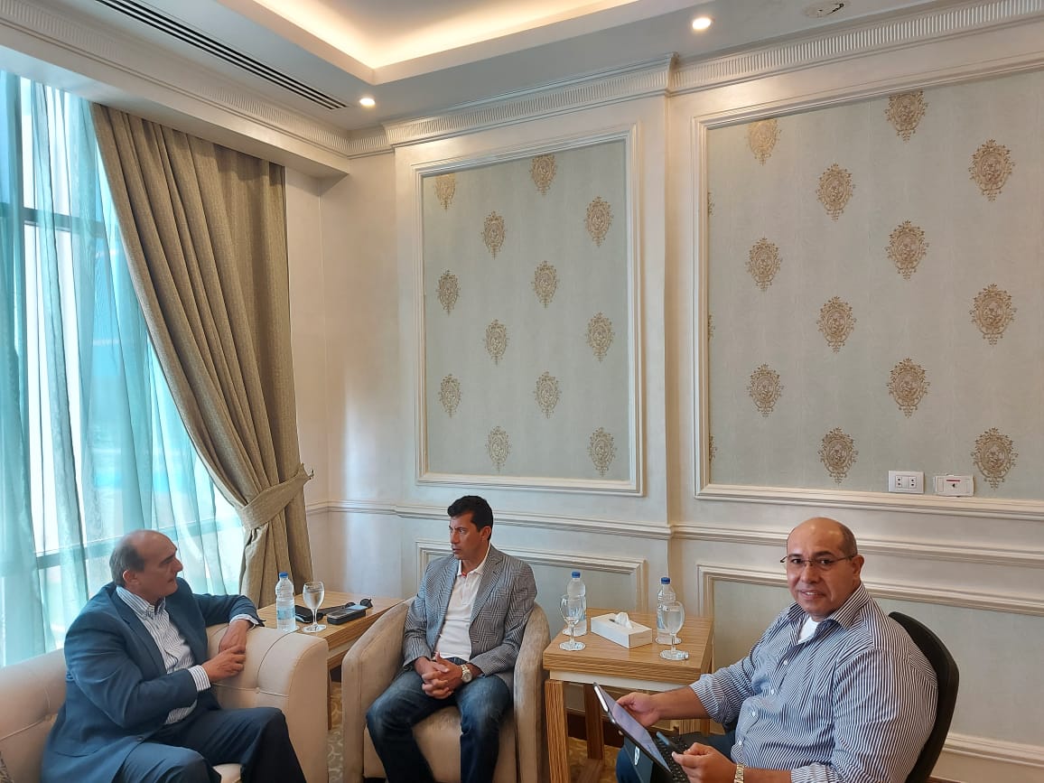 وزير الرياضة يكرم حاتم قنديل بعد رحلته من اسوان لدمياط بالقارب