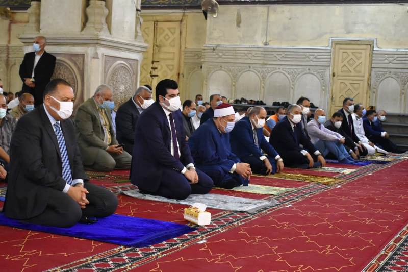 محافظ الشرقية يؤدي صلاة عيد الأضحى بمسجد الفتح بمدينة الزقازيق