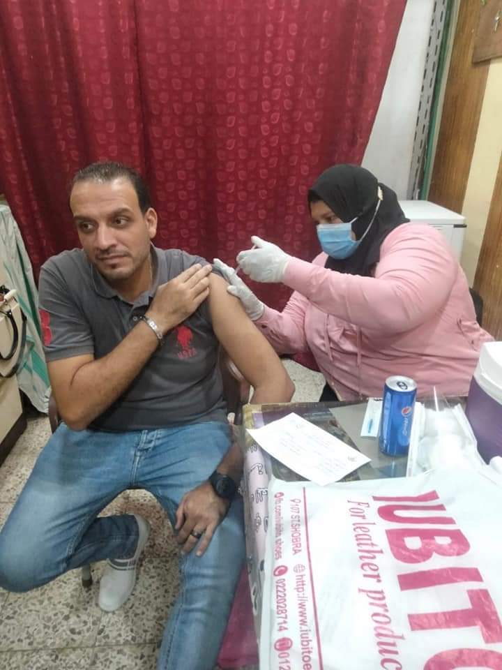 موظفو حى الازبكيه يتلقون الجرعه الاولى من لقاح كورونا.