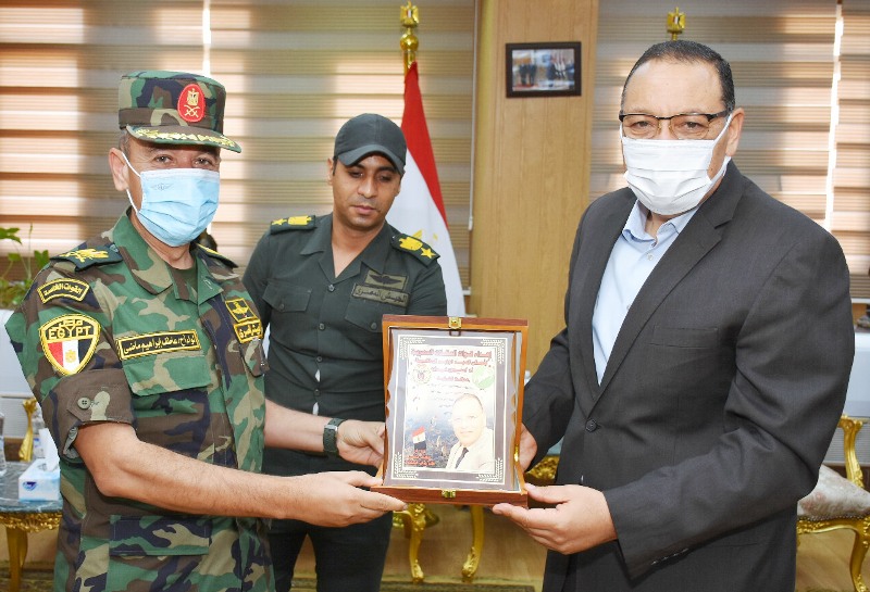محافظ الشرقية يستقبل قائدي قوات الصاعقة ووحدات المظلات لتهنئته بالعيد القومي للمحافظة