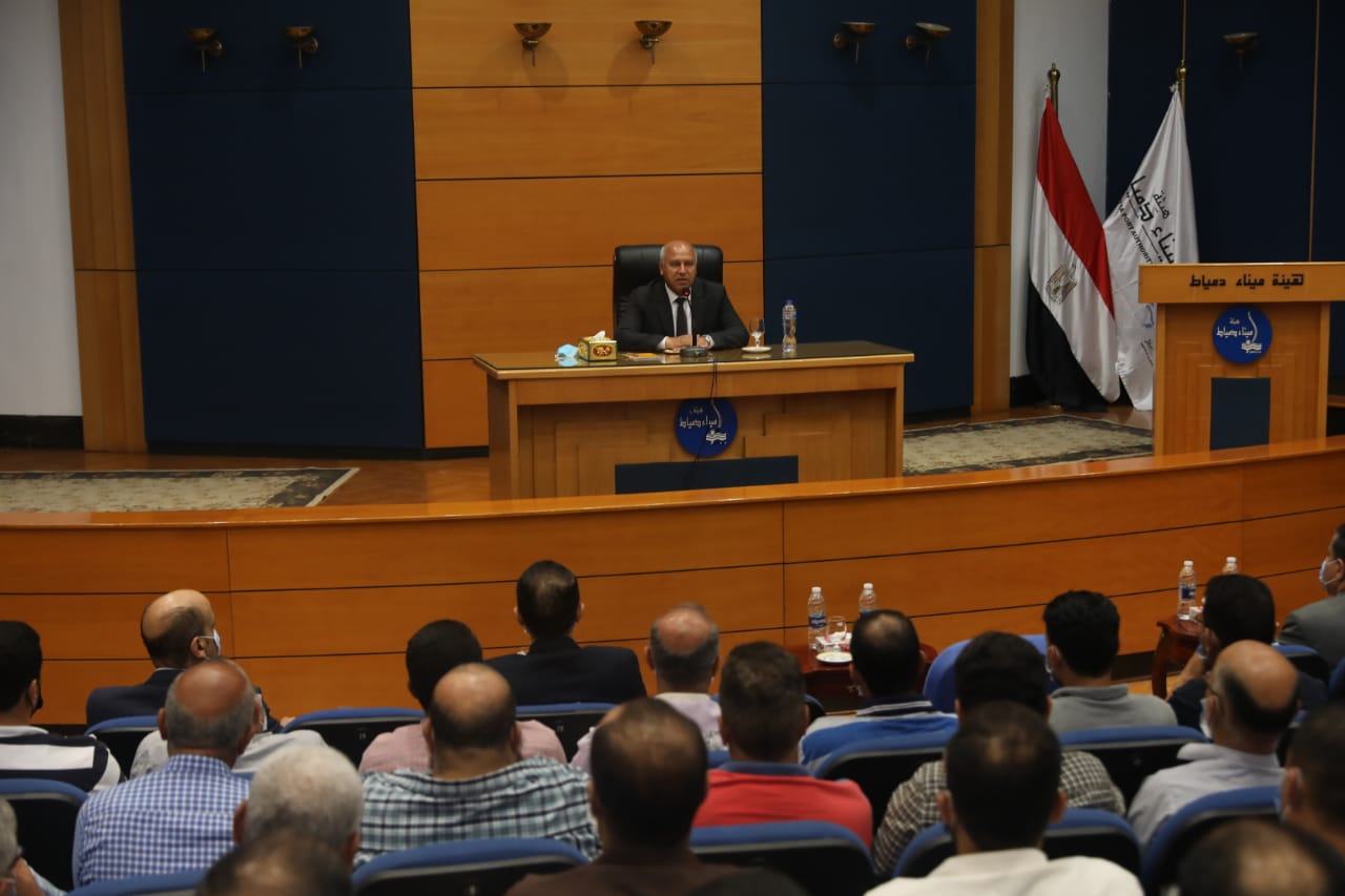 وزير النقل يعقد اجتماعا موسعاً مع العاملين بهيئة ميناء دمياط للإرتقاء بالعنصر البشري في كافة قطاعات النقل
