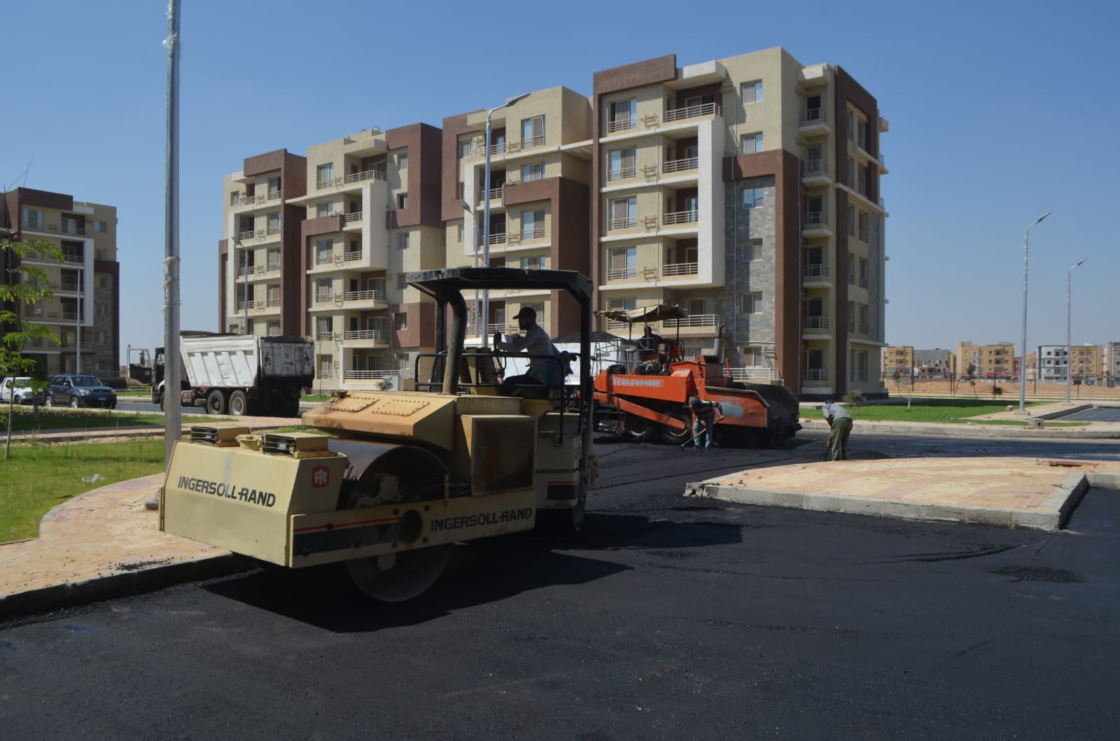 الإسكان": رصف الطرق لعمارات "دار مصر" غرب المال والأعمال والحي الـ32 وتنفيذ موقف إقليمي جديد بالعاشر من رمضان