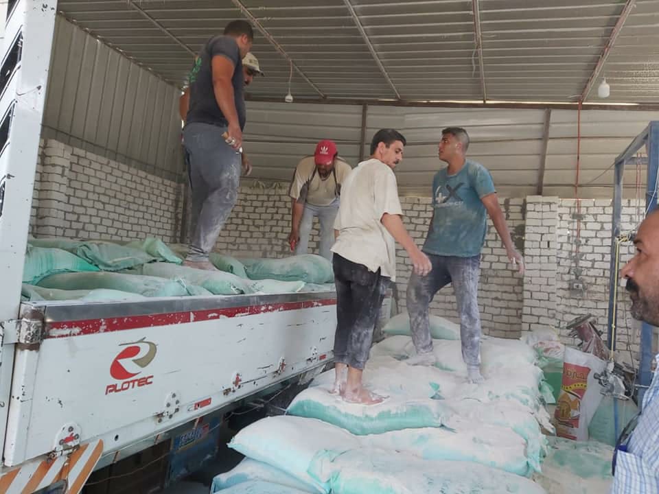 ضبط 18 طن دقيق بلدى مدعم قبل بيعها بالسوق السوداء وتحرير 2875 محضر تموينى خلال شهر بالجيزة