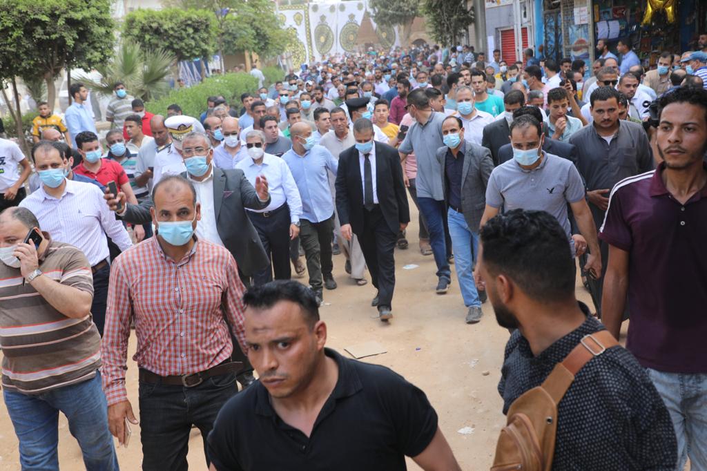 في مشهد مهيب محافظ المنوفية يتقدم جنازة رجل الأعمال " محمود العربي " بمسقط رأسه بأبو رقبة بأشمون