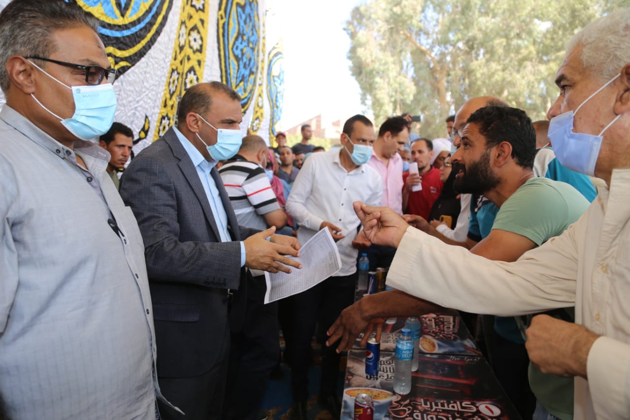 تنفيذاً لتوجيهات محافظ المنوفية السكرتير المساعد يتفقد جزيرة أبونشابة ويوزع مواد غذائية ولحوم علي الأهالي المتضررة ويؤكد تقديم الدعم الكامل لهم