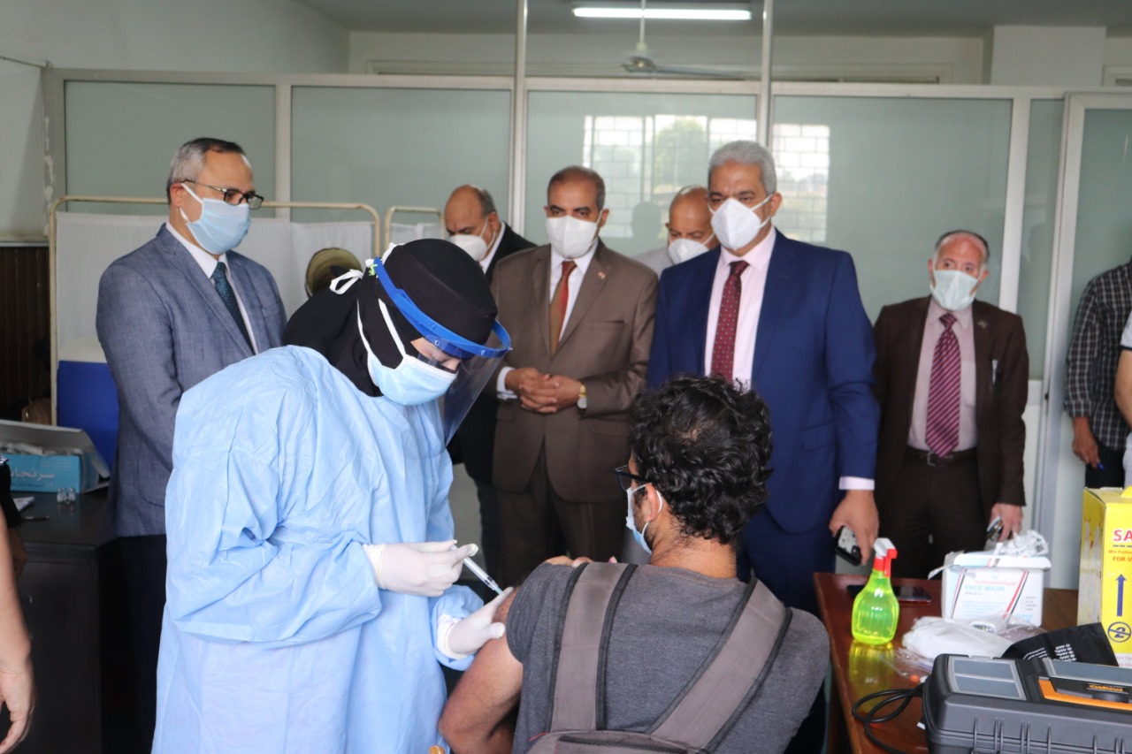 رئيس جامعة الأزهر يتفقد نقاط التطعيم ويشيد بجهود الطواقم الطبية