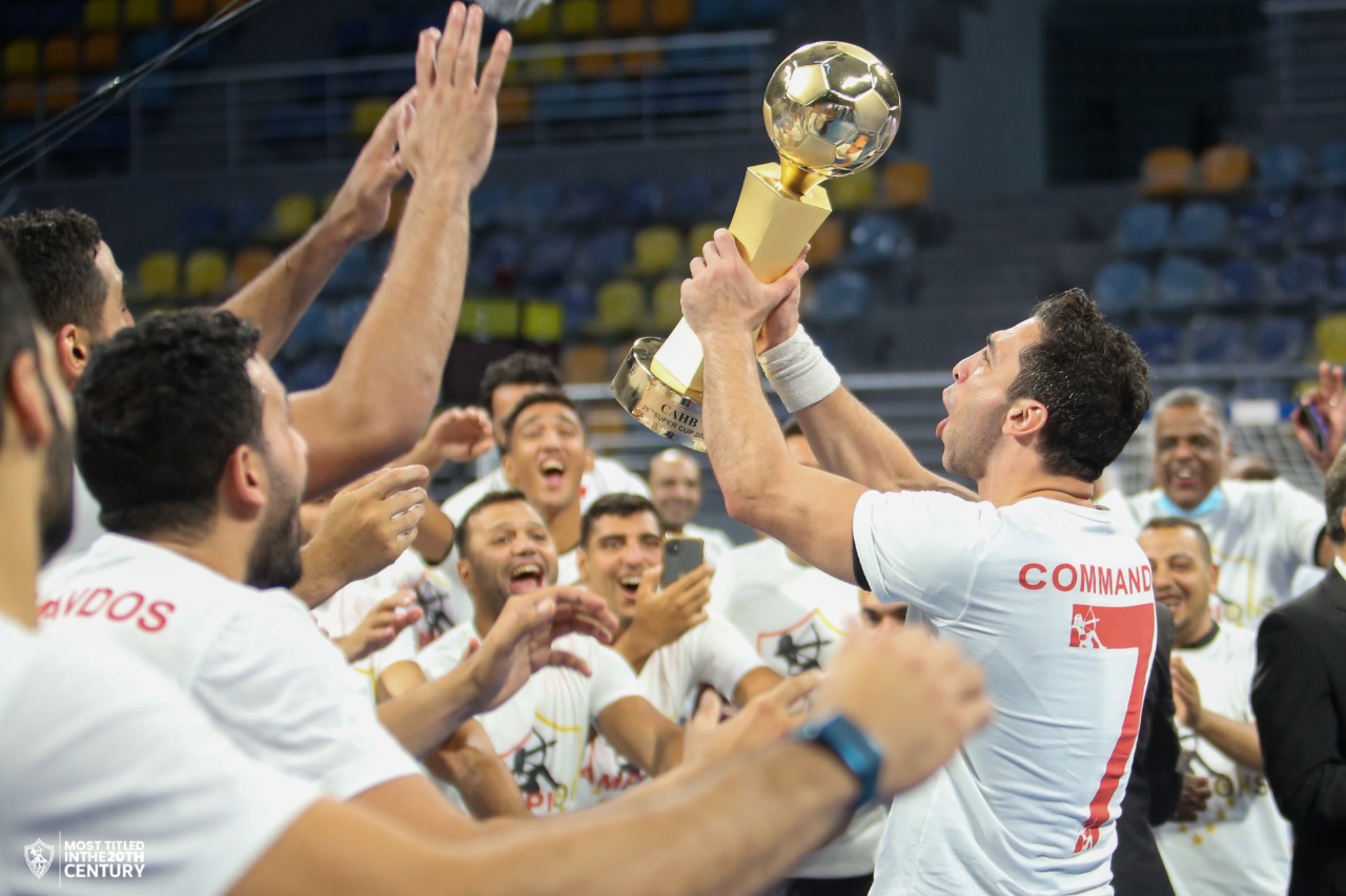 لاعبو الزمالك يحتفلون بتتويج كوماندوز اليد بالسوبر الإفريقي