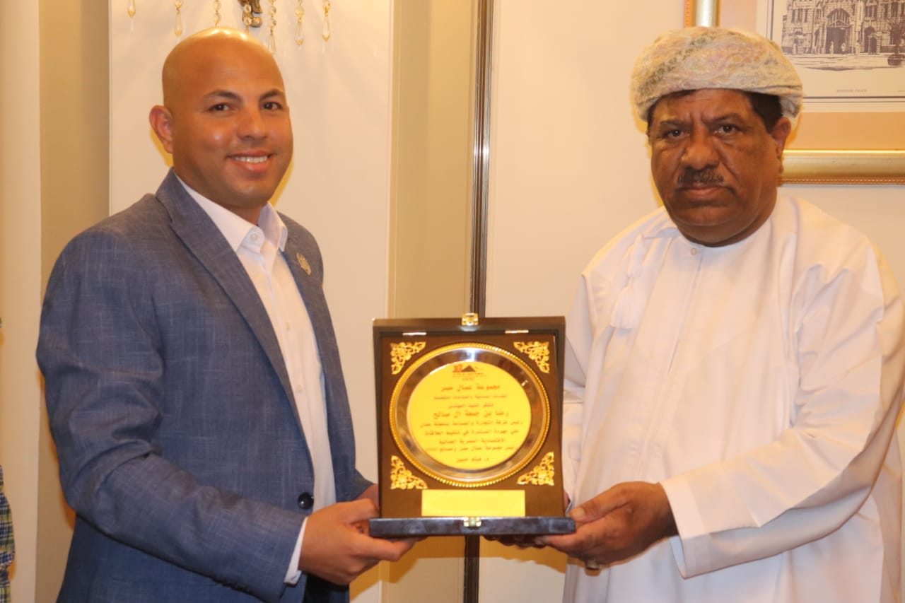 بعد لقائه بوزيرة الصناعة ورئيس هيئة الاستثمار رئيس غرفة صناعة عمان يبحث مع مجموعة عمال مصر الخطوات الفعلية لنقل نموذج المجموعة لسلطنة عمان