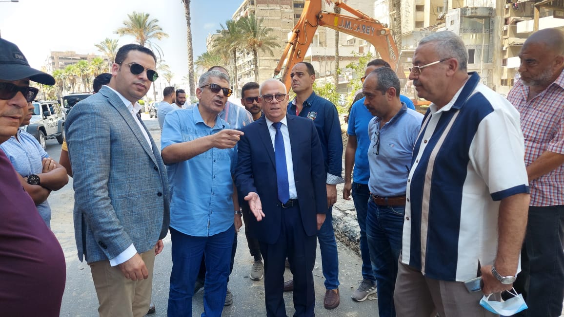 محافظ بورسعيد يتفقد أعمال تطوير شارع ٢٣ يوليو