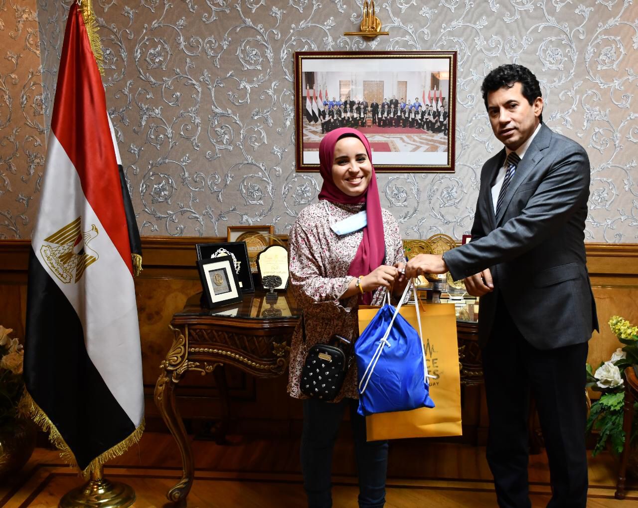 وزير الشباب يُكرم آيه عصام الدين بائعة غزل البنات