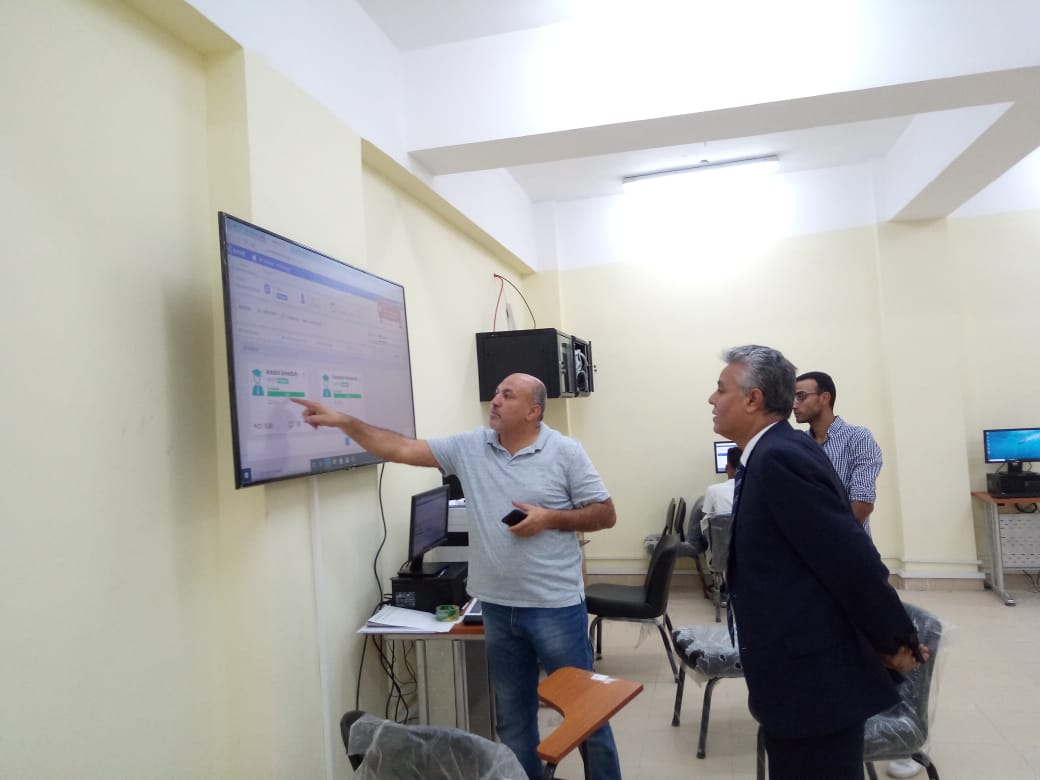 رئيس جامعه جنوب الوادي يتفقد الاختبارات الإلكترونية بفرع الجامعة المصرية للتعلم الالكتروني بقنا