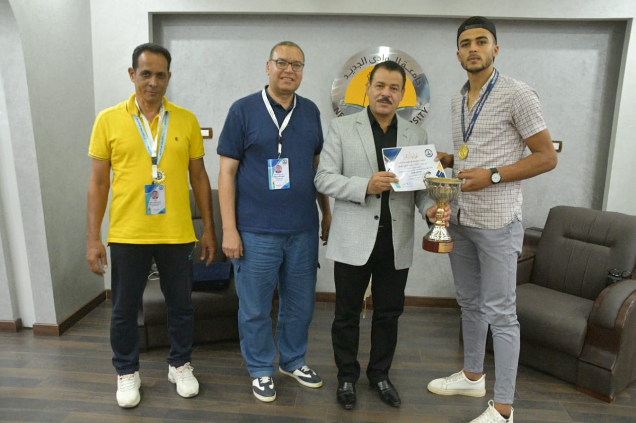 رئيس جامعة الوادى الجديد يكرم الفائزين بكأس ملتقى الجامعات الحدودية بجامعة العريش بشمال سيناء
