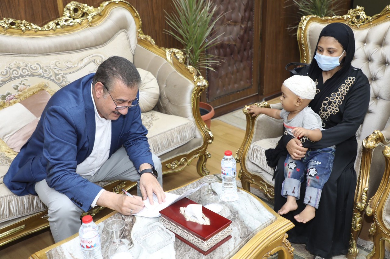 محافظ المنوفية يقرر صرف مساعدة مالية عاجلة لإحدي الحالات الإنسانية ويوجه بتوفير الرعاية الطبية اللازمة لطفلها الكفيف .