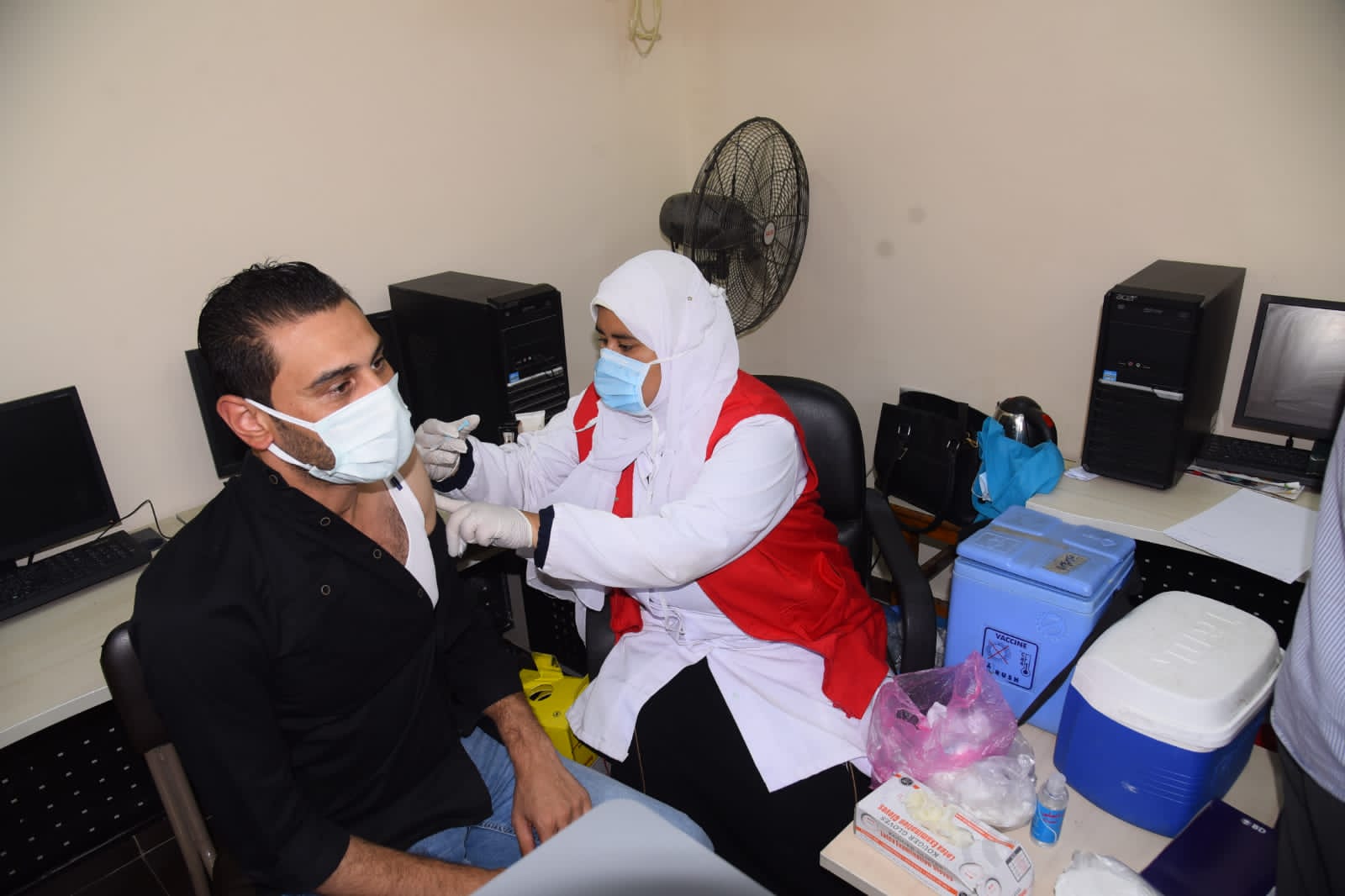 محافظ مطروح يتابع استمرار أعمال خطة المحافظة لتطعيم جميع العاملين بالمصالح والمديريات الخدمية والحكومية