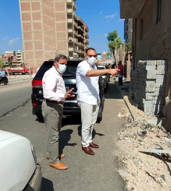 خلال جولته المفاجئة بمنيا القمح ... محافظ الشرقية يُتابع أعمال الرصف والتطوير الجارية بالشوارع وتجديد خطوط المياه القديمة وسير انتظام العمل بالنقطة الوسيطة بأرض الفدان
