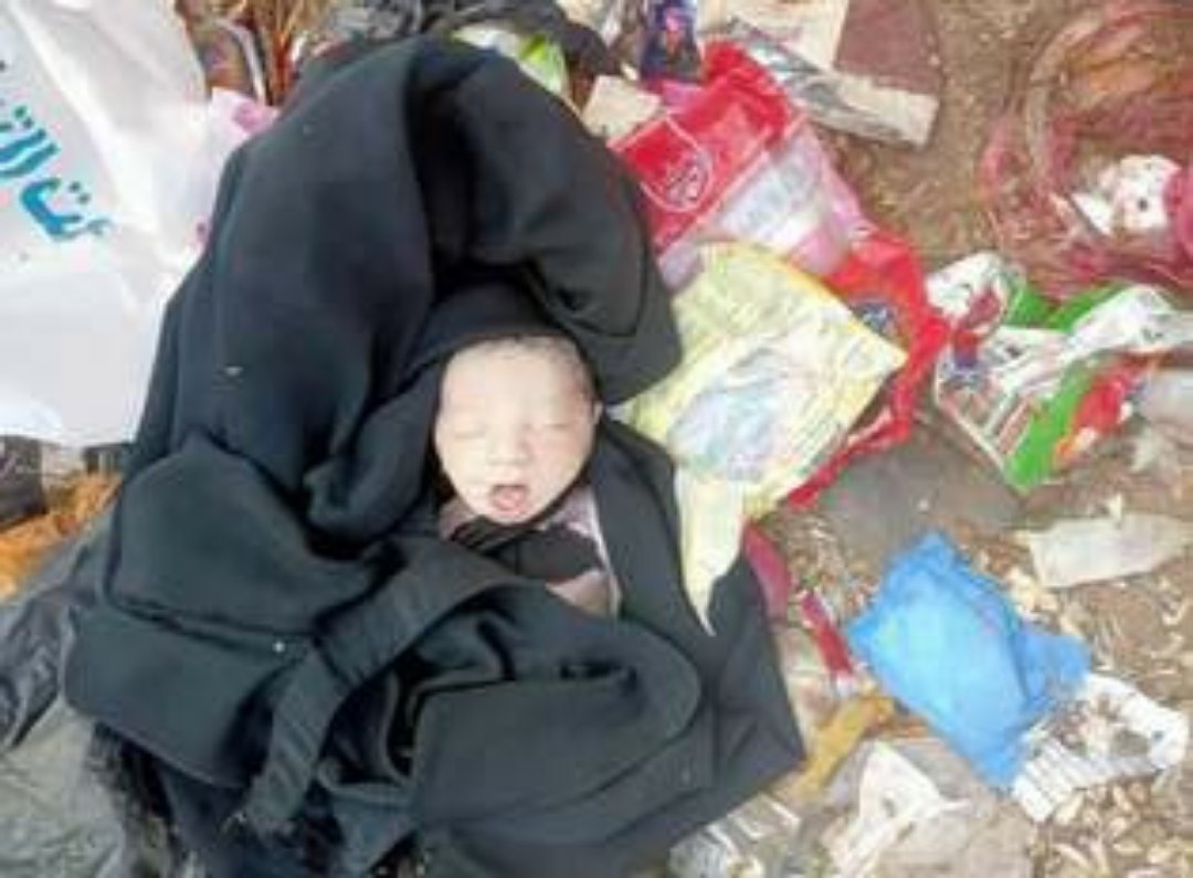 جريمة في حق البراءة.. صور لحظة العثور علي جثة طفل حديث الولادة ملقي بالقمامة في الحوامدية