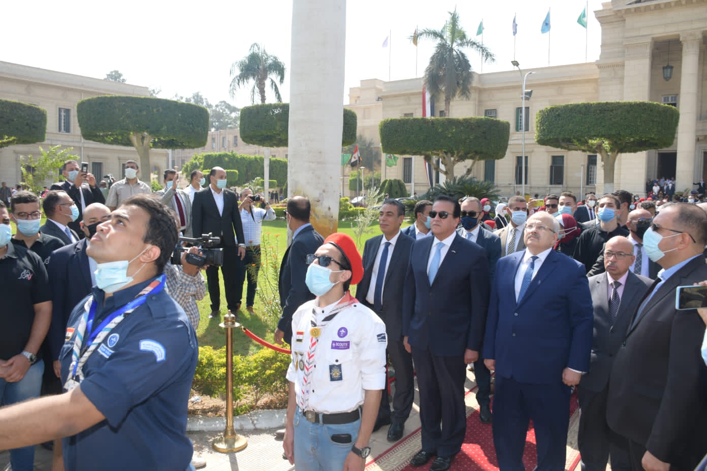 مع انطلاقة العام الجامعي الجديد: عبد الغفار والخشت يشهدان تحية العلم وعزف النشيد الوطنى أمام قبة حرم جامعة القاهرة