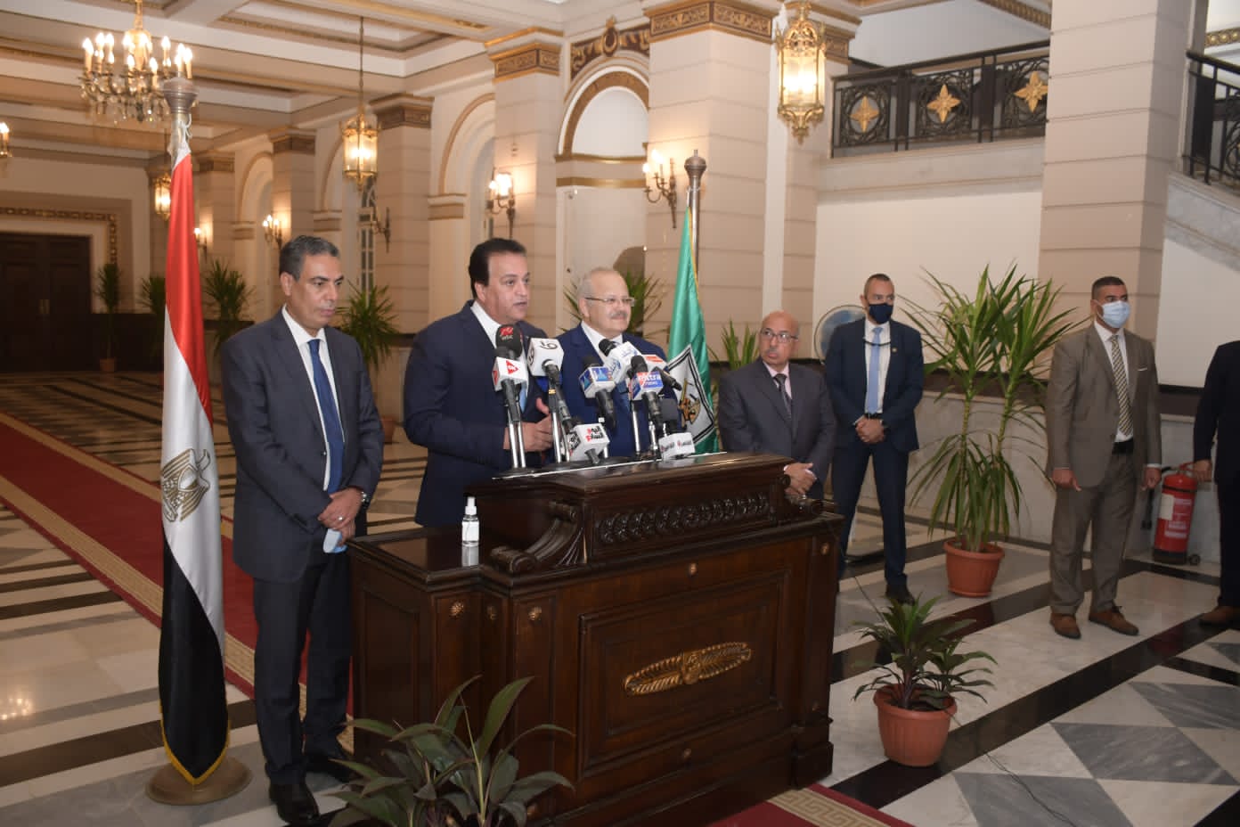 وزير التعليم العالي ورئيس جامعة القاهرة في مؤتمر صحفي مشترك
