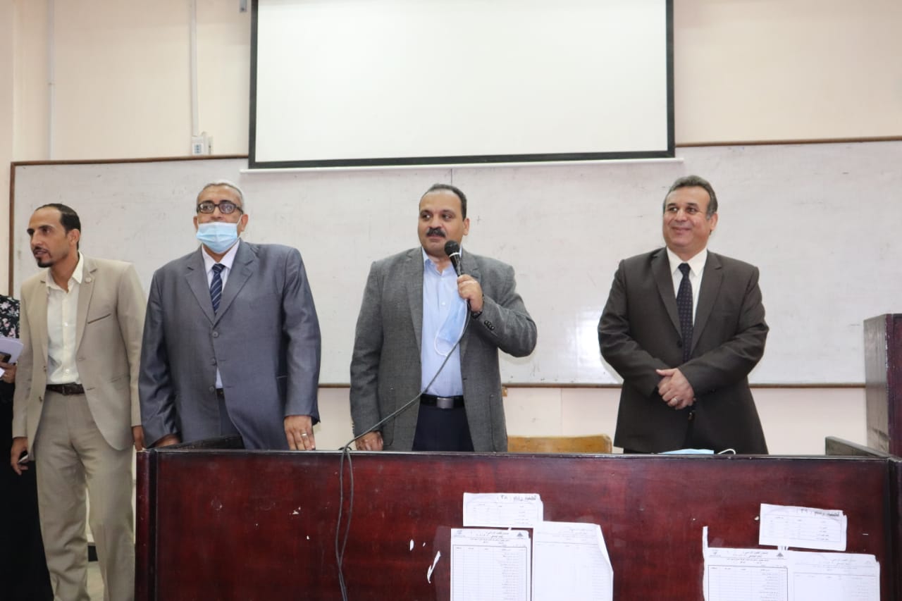 نائب رئيس جامعة بنها لشئون التعليم والطلاب يتفقد كليتي الزراعة والتربية النوعية فى اليوم الأول للعام الدراسي الجديد