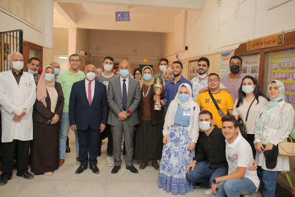 رئيس جامعة الزقازيق يشارك أبنائه الطلاب الجدد والقدامى بتحية العلم والاحتفال ببداية العام الدراسى الجديد بكليتى الهندسة والصيدلة