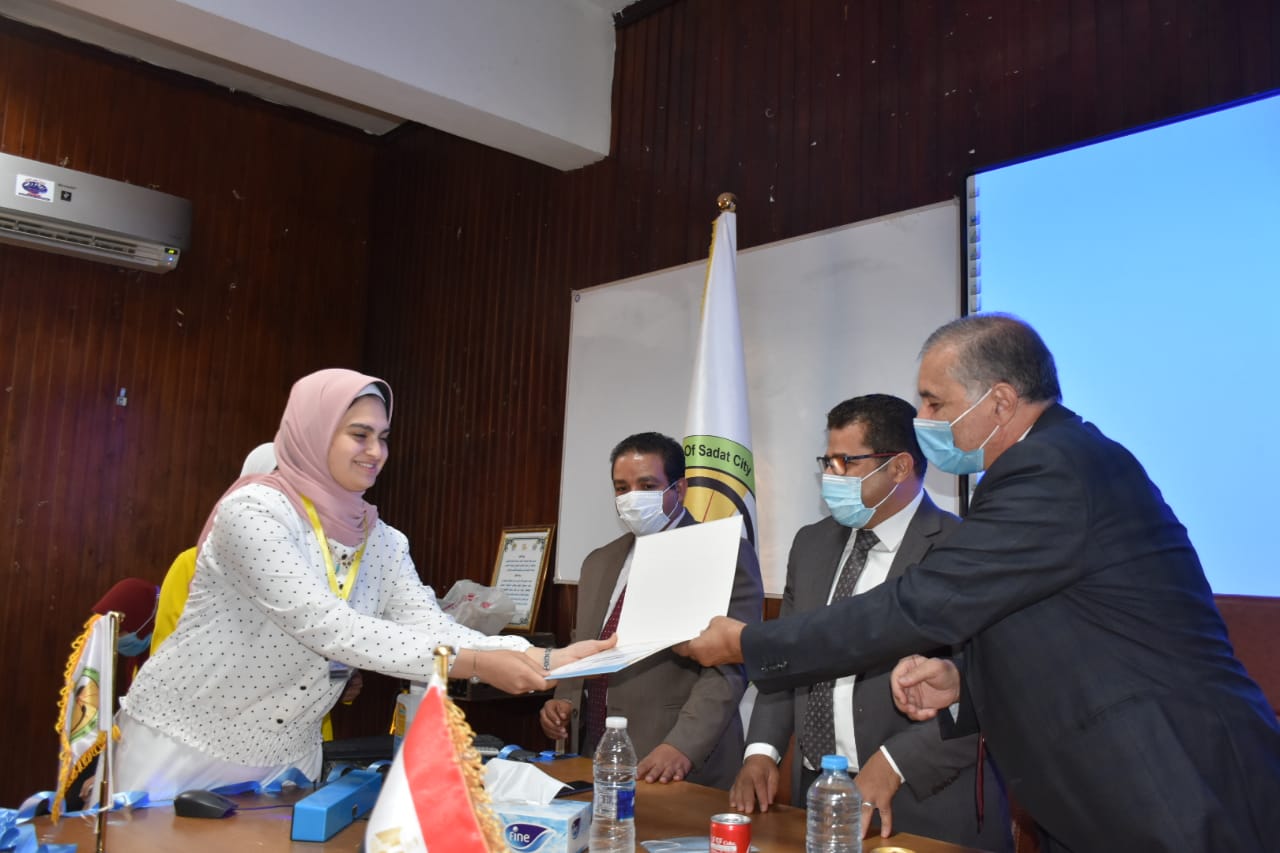 عميد صيدلة السادات يهنئ الطلبه الجدد بالعام الدراسي الجديد