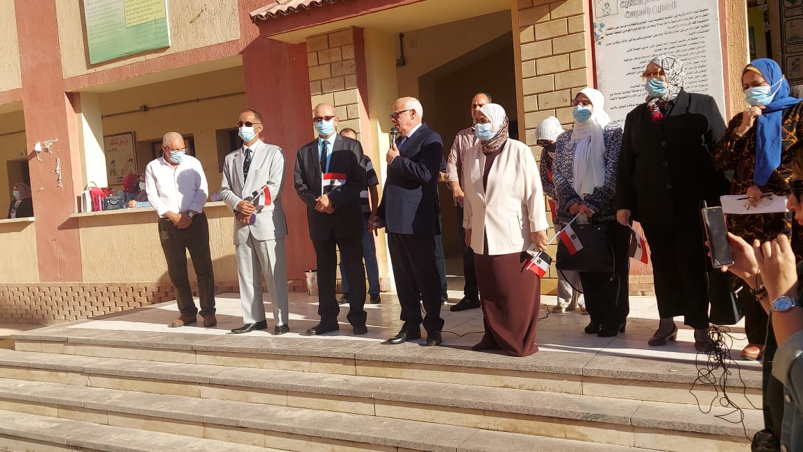 محافظ بورسعيد يشهد طابور الصباح وتحية العلم بـبورسعيد الثانوية بنات