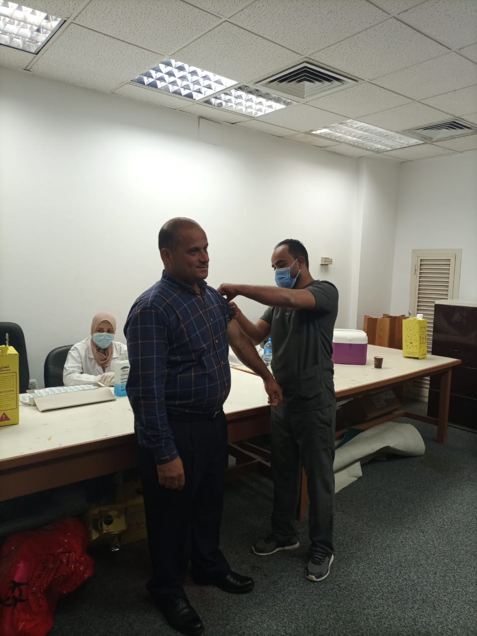 جامعة حلوان: استمرار تطعيم أعضاء هيئة التدريس والعاملين والطلاب ضد فيروس كورونا