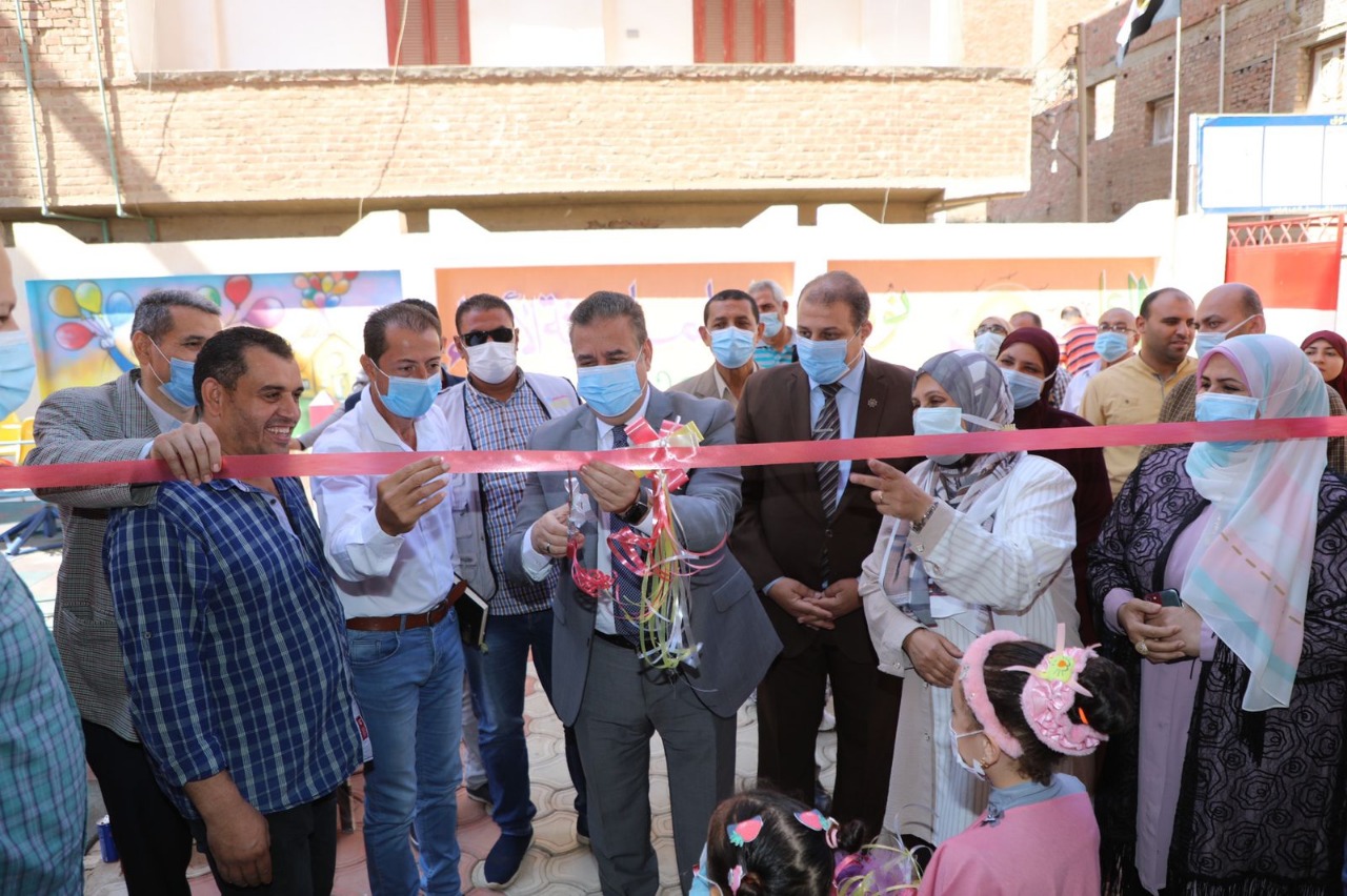 في أول يوم دراسة محافظ المنوفية يفتتح مدرسة الشهيد فوزى فياز الإبتدائية بكفر المصيلحة ويؤكد الإلتزام بتطبيق الإجراءات الإحترازية والوقائية حفاظاً على صحة وسلامة الطلاب