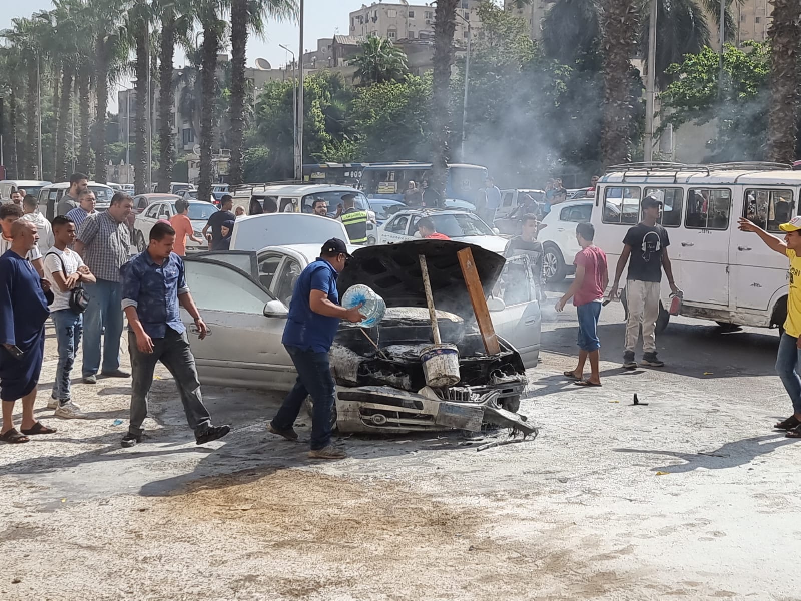 بالصور.. السيطرة علي حريق سيارة ملاكي بالعمرانية