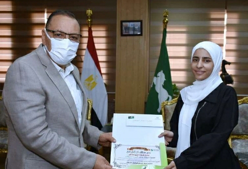 محافظ الشرقية يُكرم الطالبة الحاصلة علي المركز السابع علي مستوي الجمهورية في إمتحانات الثانوية العامة