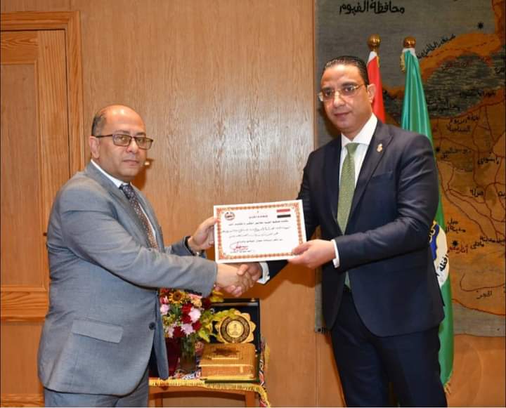 محافظ الفيوم يُكرم "درة" و"عبدالله" تقديراً لجهودهما خلال فترة عملهما بالمحافظة