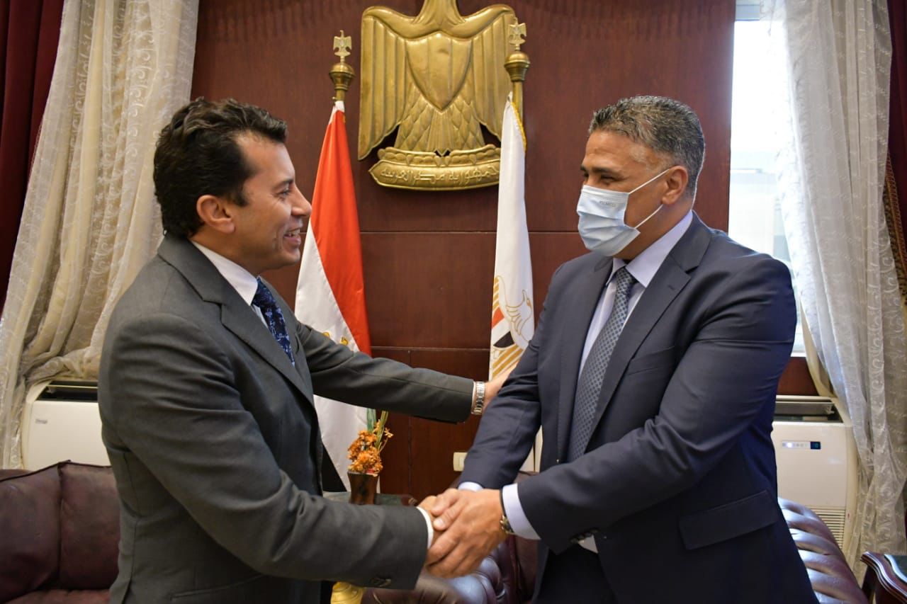 وزير الشباب والرياضة يلتقي وزير السكن والعمران الجزائري لاطلاعه علي التجربة المصرية في مجال المنشآت