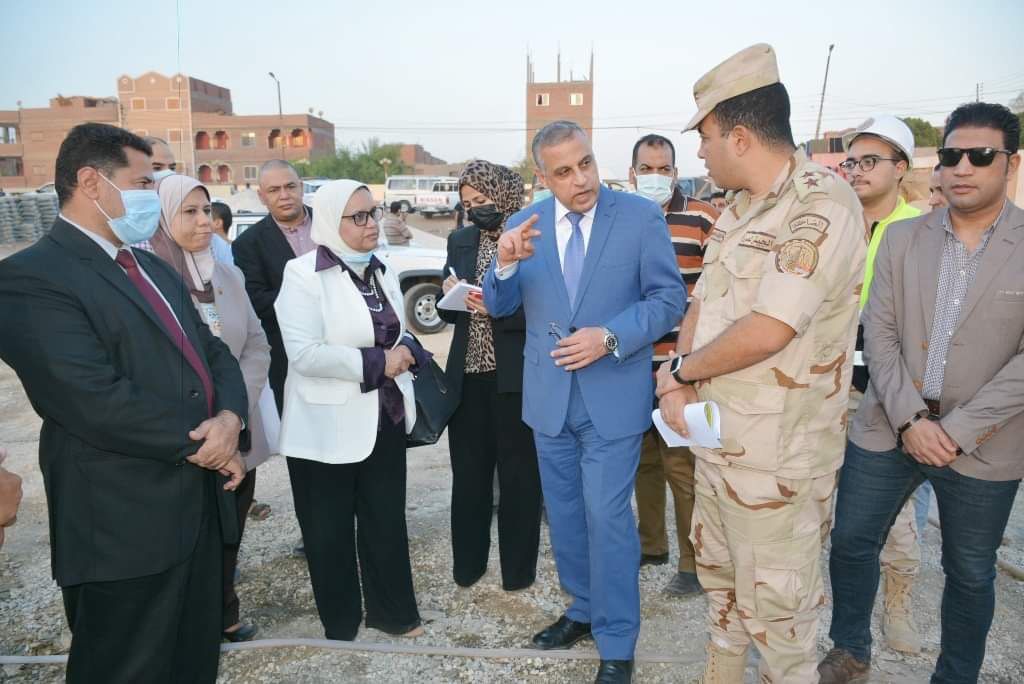 محافظ سوهاج يتابع سير العمل بمشروعات المبادرة بقرى مركز المنشاة