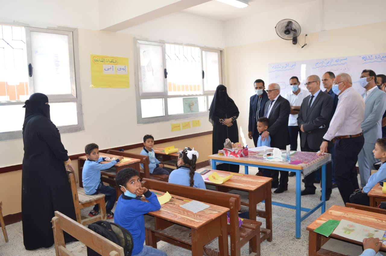 محافظ بورسعيد يشهد انتظام العملية التعليمية بمدرسة الجرابعة الابتدائية بغرب بورسعيد