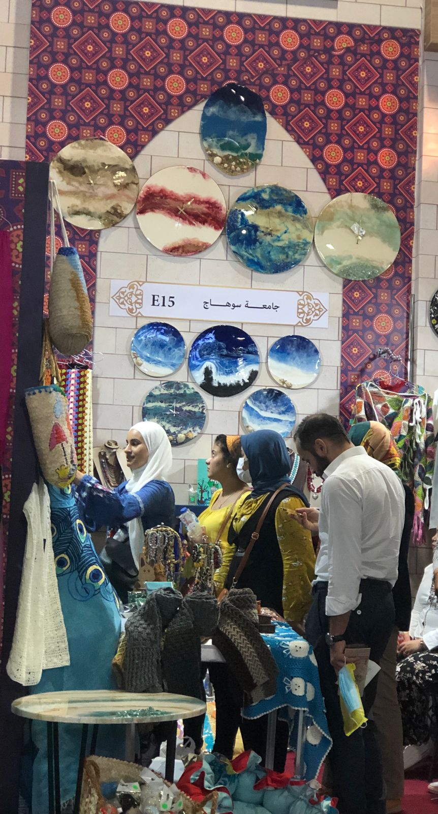 استمرار توافد الزائرين علي جناح جامعة سوهاج بمعرض تراثنا للحرف اليدوية والتراثية
